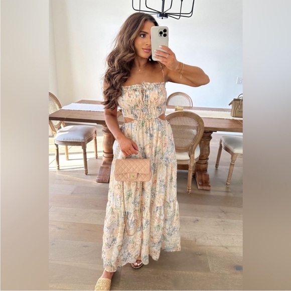 ASTR ODINA FLORAL SMOCKED TIERED MIDI DRESS - Picture 6 of 7